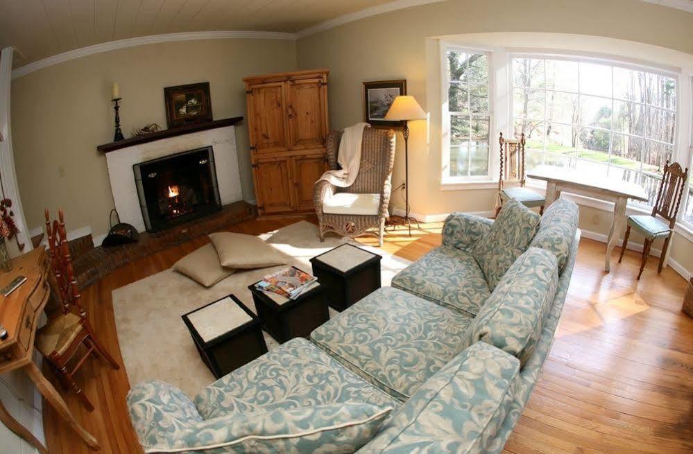 وينزفيل، كارولاينا الشمالية The Yellow House On Plott Creek المظهر الخارجي الصورة